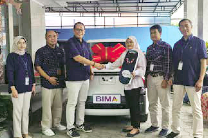 TERIMA HADIAH MOBIL: Nasabah Bank Jateng Cabang Kudus Devi Yanuar Permata menerima hadiah Mobil Wuling Air Ev yang diserahkan oleh Pemimpin Cabang Bank Jateng Kudus Sumbodo, kemarin.