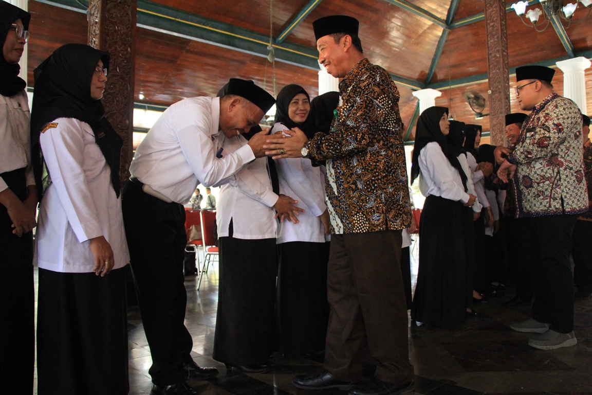 BERI UCAPAN: Bupati Rembang Abdul Hafidz bersama Wakil Bupati Rembang, Mochamad Hanies Cholil Barro ucapkan selamat kepala sekolah dan pengawas usai dilantik, Jumat (29/12).