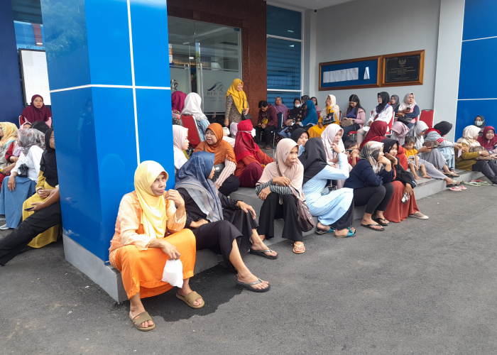 ANTRE: Para nasabah PT BPR Jepara Artha (Perseroda) menunggu antrean nomor pengambilan bank.