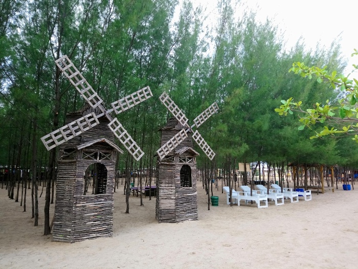 LOKASI: Tempat Wisata Pantai Wates.