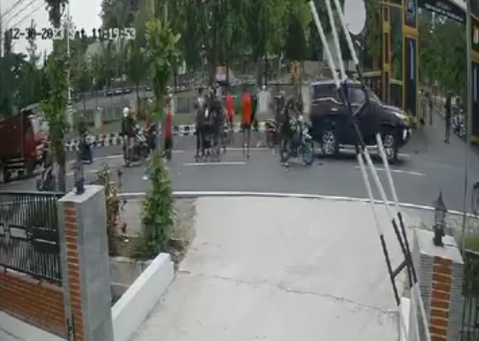 REKAMAN CCTV: Relawan Ganjar-Mahfud Dikeroyok Oknum Anggota TNI di Depan Markas Kompi Boyolali.