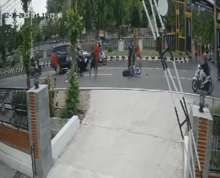 REKAMAN CCTV: Relawan Ganjar-Mahfud Dikeroyok Oknum Anggota TNI di Depan Markas Kompi Boyolali.