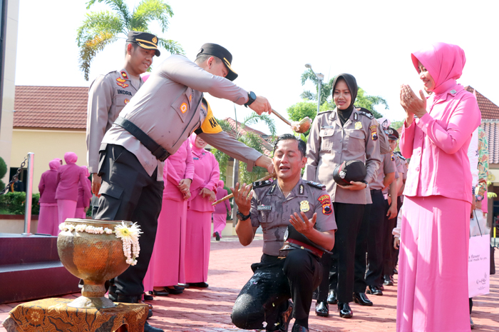 Puluhan anggota Polres Jepara yang naik pangkat menjalani ritual mandi kembang di halaman Mapolres, Minggu (31/12)