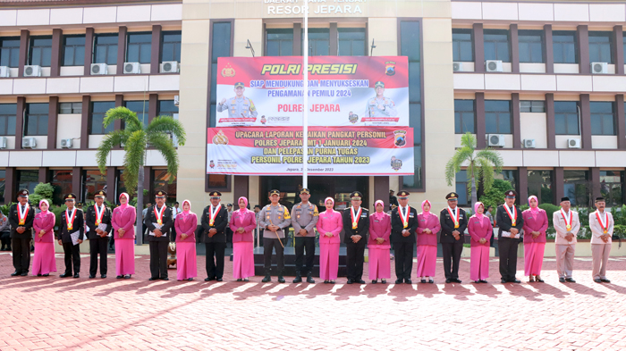 Kapolres Jepara AKBP Wahyu Nugroho Setyawan berfoto bareng dalam upacara kenaikan pangkat dan upacara purna bakti di halaman Mapolres, Minggu (31/12).