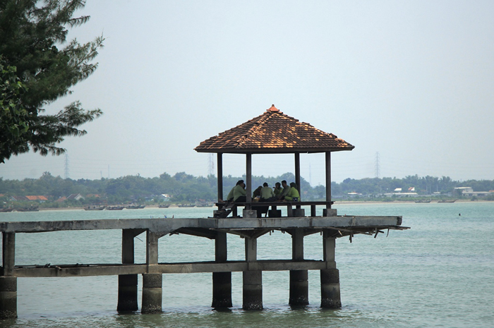 MENUNGGU SENJA: Sepasang muda-mudi gunakan menunggu matahari terbenam di Pantai Binangun.