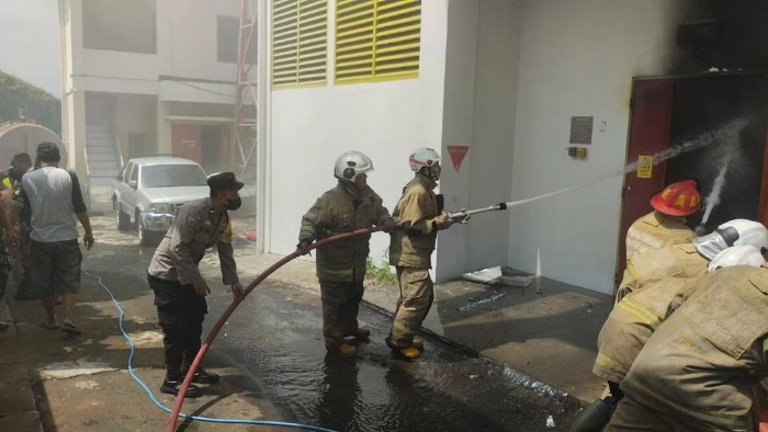 PEMADAMAN TKP: Kebakaran Gedung Indosat Ooredoo Hutchison, Ngesrep, Banyumanik, Semarang.