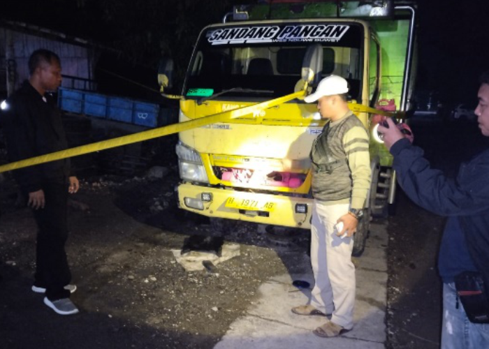 IDENTIFIKASI: Anggota Polsek Godong melakukan identifikasi untuk truk yang terbakar di Desa Latak, Kecamatan Godong.