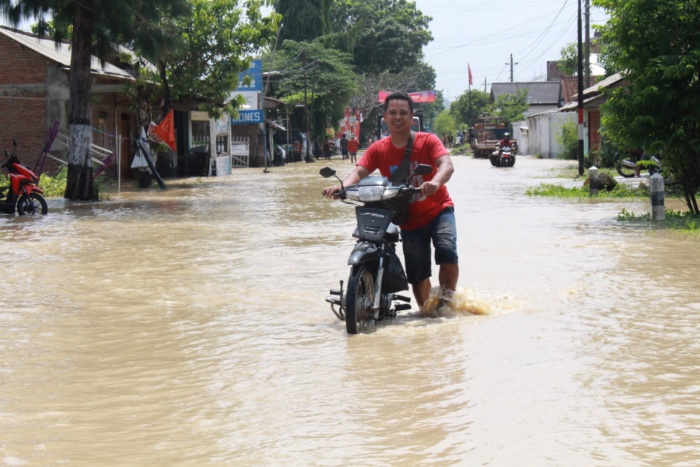 MACET &mdash; Pengendar kendaraa sepeda motor sedang menuntun sepeda karea macet terkena air banjir di Jalan Gubug-Kedungjati tepatnya di Desa Kuwaron, Kecamatan Gubug, kemarin.