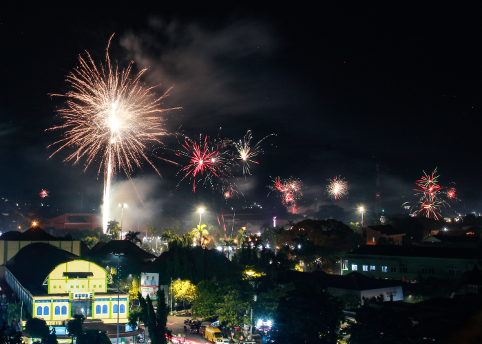 SPEKTAKULER: Pemandangan pesta kembang api yang dinyalakan dari beberapa penjuru Jepara saat menyambut tahun baru 2024 dilihat dari Benteng VOC Jepara pada Minggu (31/12) malam.