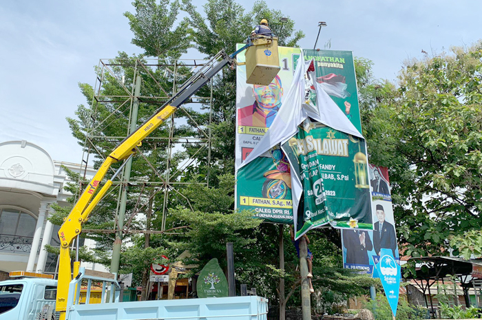 PENERTIBAN: Bawaslu bekerjasama dengan instansi terkait saat penertiban Alat Peraga Kampanye (APK) di sekitar Kecamatan Tahunan belum lama ini.