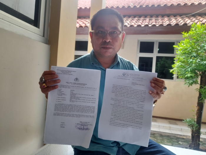 GUGATAN: Nasabah BRI asal Pecangaan menunjukkan surat pelaporannya ke polisi setelah kehilangan uang.