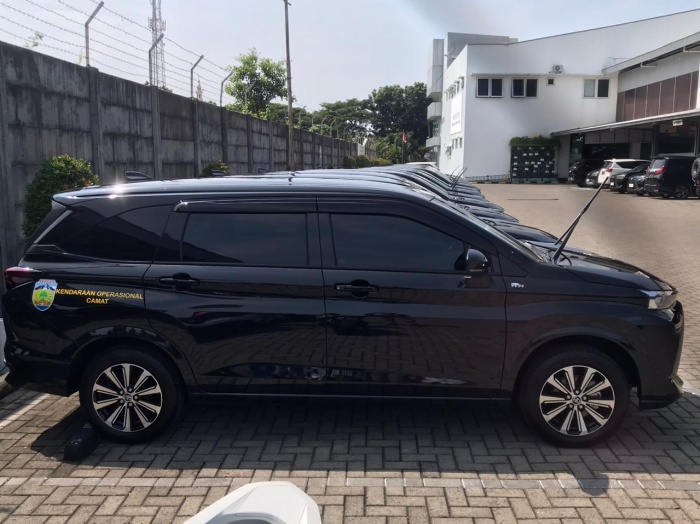 BARU: Deretan mobil Toyota Avanza terparkir di halaman salah satu dealer sebelum dibagikan kepada para camat dan kabag Pemkab Jepara.