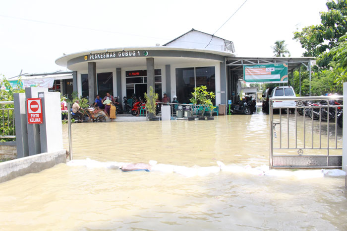TETAP MELAYANI: Puskesmas Gubug I masih menerima pelayanan kesehatan dari warga sekitar meski di Puskesmas tersebut terkena dampak banjir.