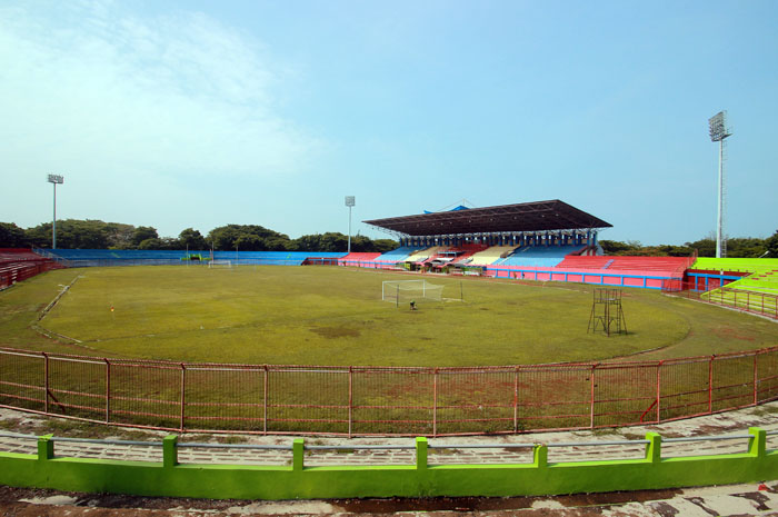 WAJAH BARU: Pekerja memunguti sampah di sekitar lapangan Stadion Gelora Bumi Kartini Jepara kemarin.
