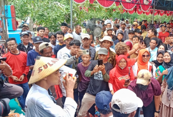 KHAS REMBANG: Capres nomor urut 3 Ganjar Pranowo meminum legen saat njagong bersama petani.