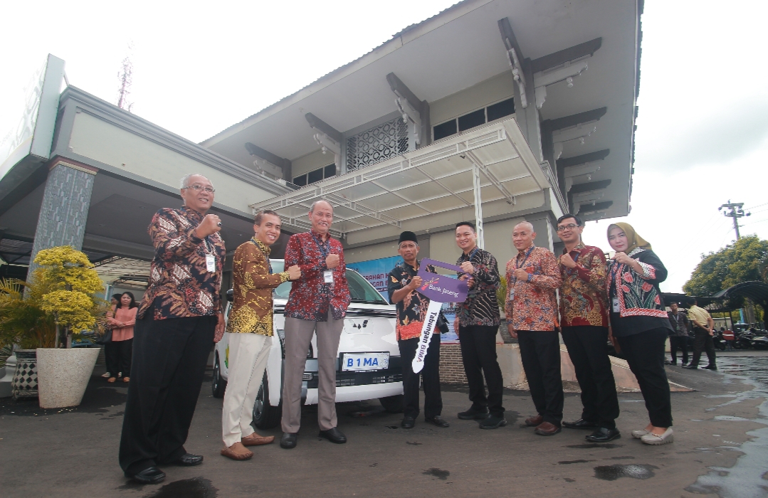 BAHAGIA: Pemimpin Bank Jateng Cabang Jepara Kurniawan Adji Prajitno foto bersama para pemenang Undian Hadiah Tabungan Bima Periode I Tahun 2023 Bank Jateng pada Rabu (3/1).