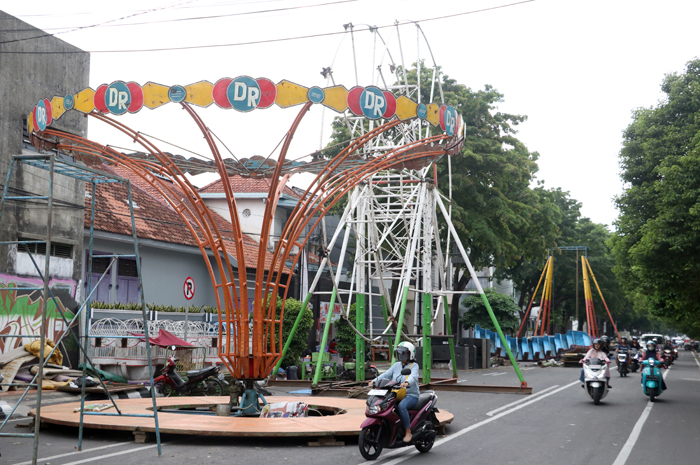 PERSIAPAN: Alat-alat permainan gebyar PKL sudah mulai dipasang di sepanjang Jalan Dr. Ramelan, Kamis (4/1).