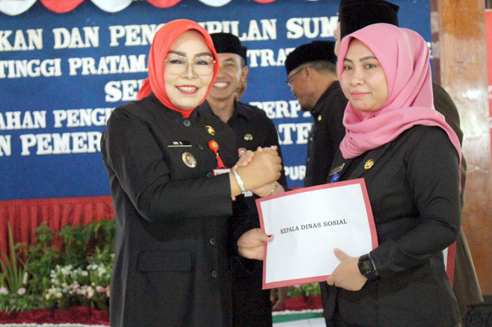 HARMONIS: Bupati Sri Sumarni menyerahkan SK kepada putrinya Indri Agus Velawati sebagai kepala Dinas Sosial di Pendopo Kabupaten Grobogan kemarin.