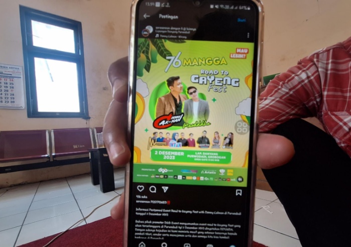 POSTER: Korban menunjukkan poster konser Gayeng Fest di Purwodadi yang mendatangkan bintang tamu artis ternama Denny Caknan.