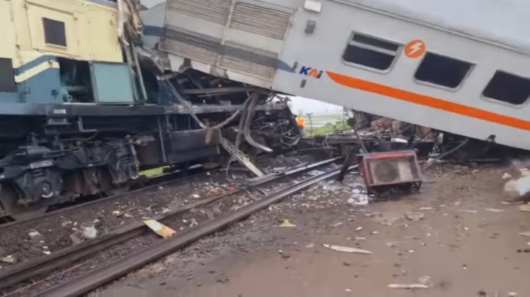 TKP: Kronologi awal tabrakan kereta KA Bandung Raya VS KA Turangga yang terjadi di di petak Cicalengka - Haurpugur, dekat Sinyal Masuk pihak Haurpugur.