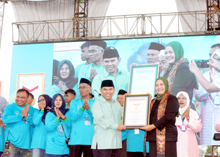 REKOR MURI: Sri Widiyati dari MURI menyerahkan penghargaan Rekor MURI kepada Pakde Air Ady Setiawan sebagai pemrakarsa Tabarukan Al Quran Bil Ghoib.