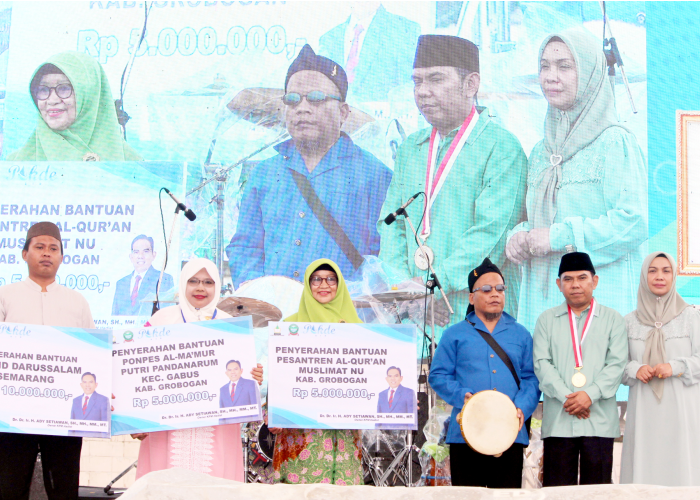 BANTU AGAMA: Pakde Air Ady Setiawan bersama istri menyerahkan bantuan kepada masjid, ponpes dan alat musik rebana dalam Milad ke-49 Pakde Air.