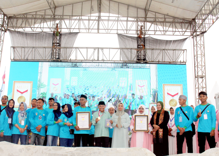 DUA REKOR: Milad Pakde Air ke-49 mendapatkan dua rekor MURI Ady Setiawan sebagai Pemrakarsa dan Naimatul Khoiriyah  sebagai  ketua JMQH.