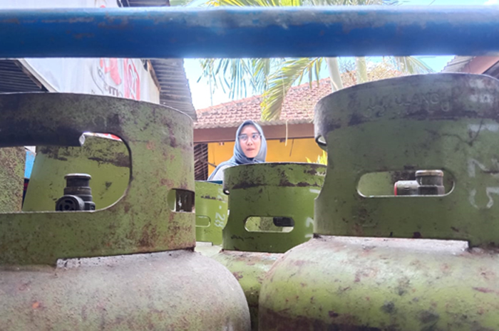 BERSUBSIDI: Seorang warga Pati membeli gas ukuran melon di sebuah toko di Jalan Penjawi kemarin.