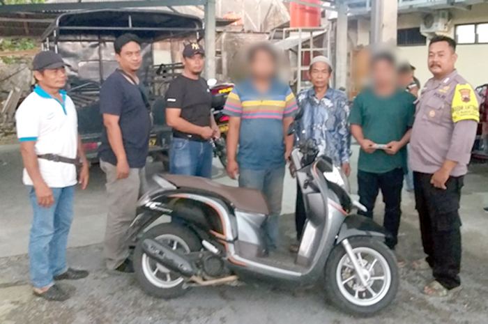 DIKEMBALIKAN: Korban AM warga Ngambakrejo, Tanggungharjo menerima sepeda motor kembali setelah digadaikan SA, tetangganya sendiri.