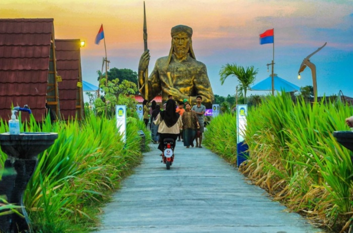 INDAH: Wisatawan saat menikmati senja di tempat wisata Noyo Gimbal di Desa Bangsri, Kecamatan Jepon, Blora.