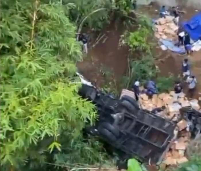 TKP: Truk Mengangkut Puluhan Dus Surat Suara Pemilu Masuk Jurang di Jambu Semarang.