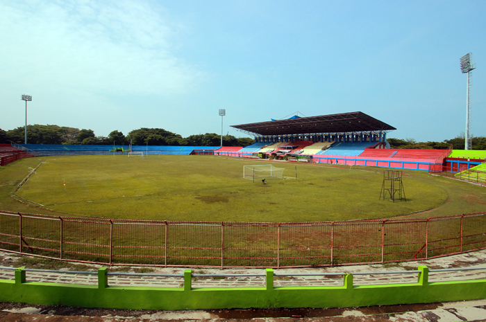BAKAL DIRENOVASI: Pekerja memunguti sampah di sekitar lapangan Stadion Gelora Bumi Kartini Jepara.