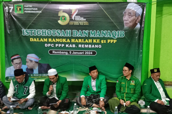 KONSOLIDASI: Para pengurus dan kader PPP Rembang menggelar istighotsah dan manakiban dalam ramgka harlah ke-51 PPP, Jumat (5/1) malam.