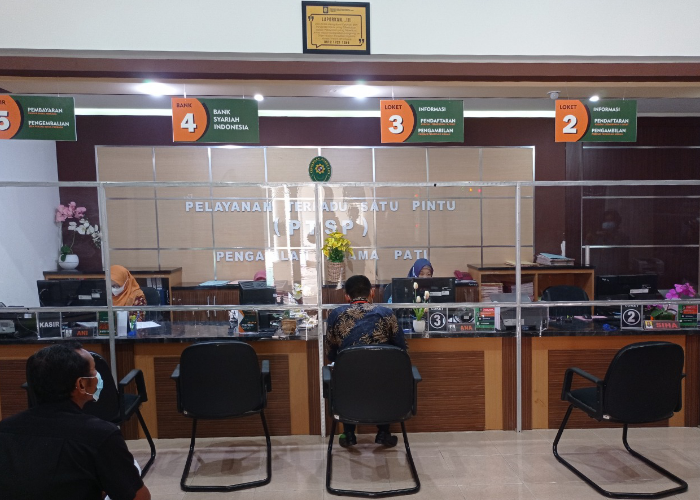 PELAYANAN : Pelayanan di Pengadilan Agama (PA) Kabupaten Pati belum lama ini.