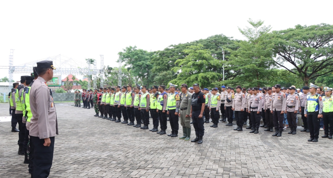 TERJUNKAN: Polres Jepara menerjunkan ratusan personel dalam rangka pengamanan laga play off liga 2 antara Persijap Jepara vs Persiba Balikpapan pada Minggu (7/1).