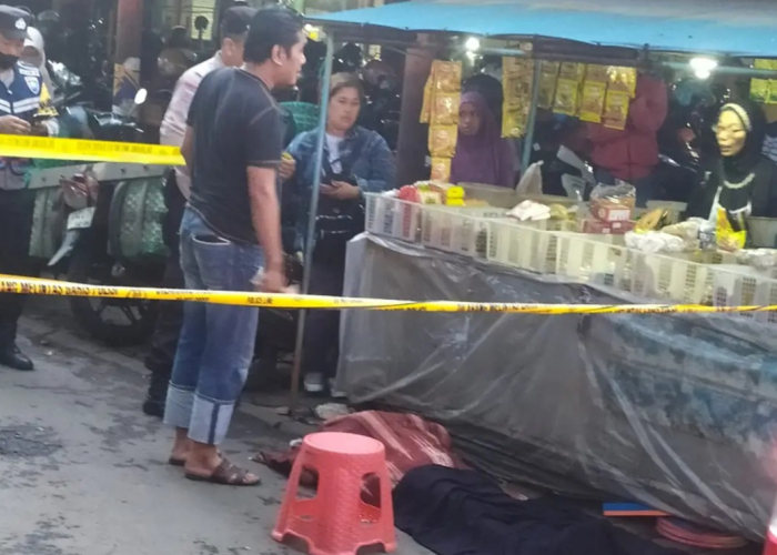 TKP: Pihak kepolisian melakukan olah tempat kejadian perkara (TKP) meninggalnya Anang Sudaha (55) warga Desa Sendangcoyo, Kecamatan Lasem pada Sabtu (6/1).