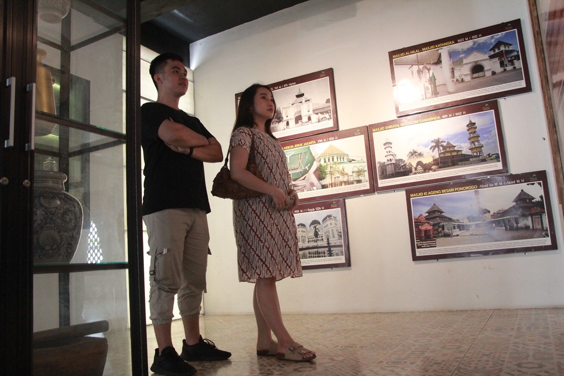 APRESIASI: Salah satu pengunjung asal Bekasi melihat isi museum Islam Nusantara Lasem, Minggu (7/1).