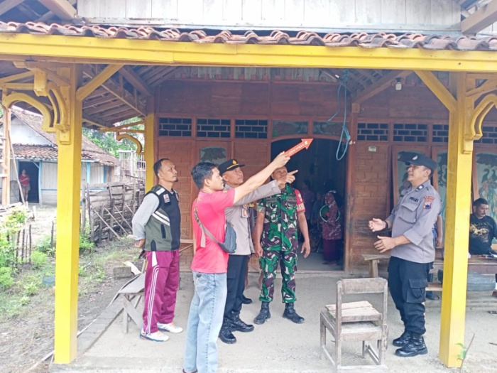 TKP: Seorang lansia berumur 79 tahun warga Desa Sambongwangan, Randublatung, Blora gantung diri.