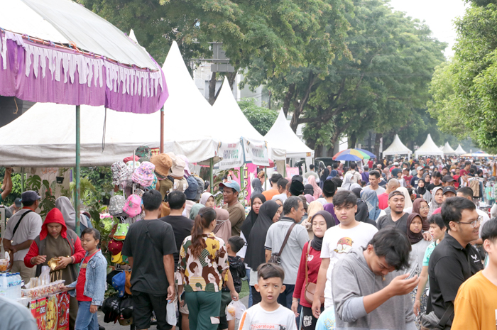 MREMO DAGANGAN: Pedagang kaki lima (PKL) menjajakan dagangannya di lokasi Gebyar PKL alun-alun Simpang Tujuh Kudus.