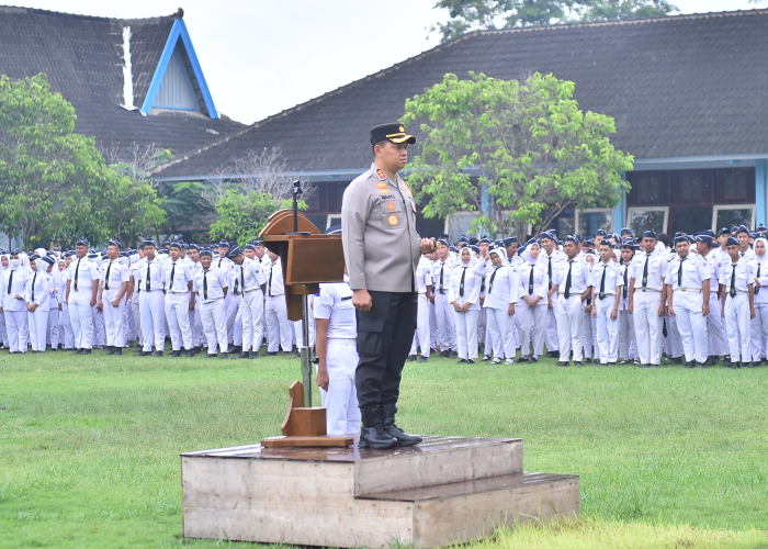 EDUKASI: Kapolres Jepara AKBP Wahyu Nugroho Setyawan  membrikan edukasi larangan penggunaan knalpot knalpot brong di SMK N 1 Jepara, Senin (8/1).
