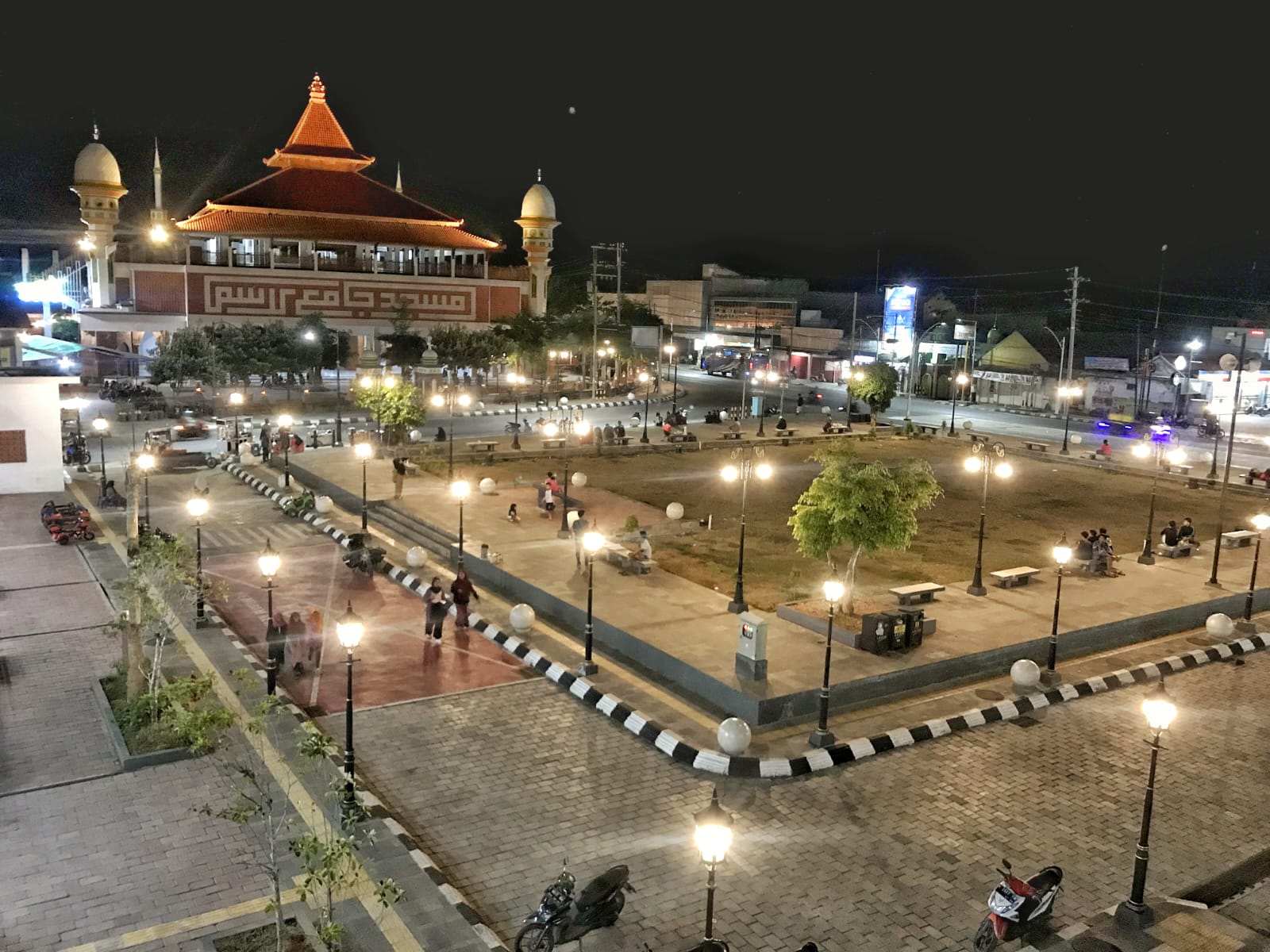 TERANG: Warga sedang beraktifitas di Alun-alun Lasem saat malam hari.