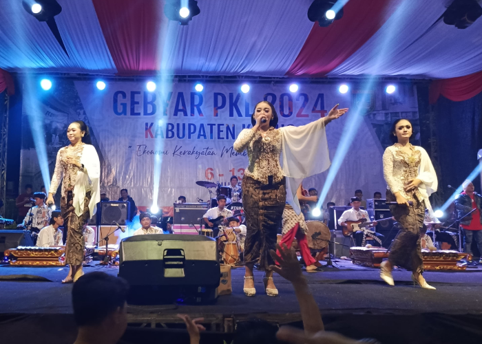 MANGGUNG: Penampilan Niken Salindry saat nyanyi di atas panggung hibur masyarakat Kudus pada event Gebyar PKL di Alun-alun Simpang Tujuh Kudus pada Senin (8/1) malam.