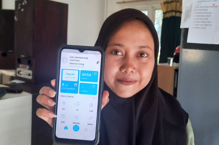 TERKENDALA: Salah satu karyawan saat mencoba mengakses Aplikasi Simpel-GAN.