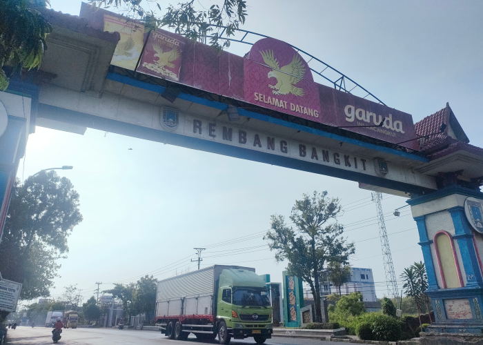 BAKAL DITATA: Kondisi tugu batas Kota Rembang tampak sudah tua dan butuh peremajaan.