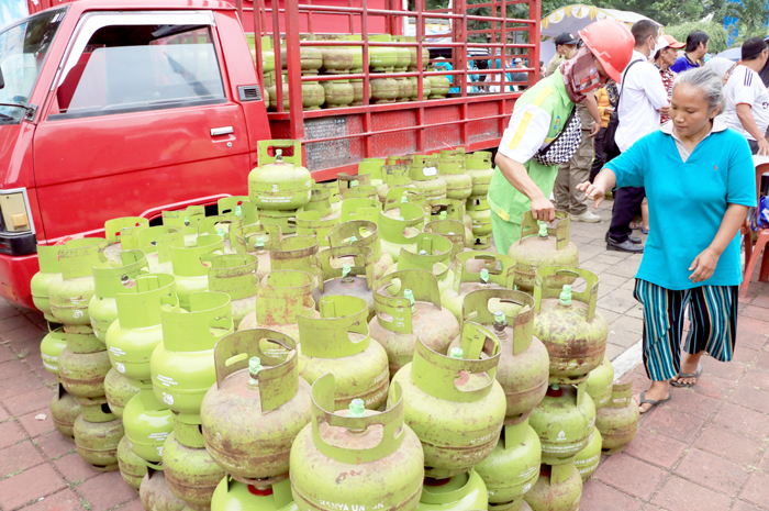 LAYANI PEMBELI: Petugas mengambilkan tabung gas elpiji kepada masyarakat Kudus belum lama ini. Pangkalan sudah tidak elum lama ini. Pangkalan sudah tidak menerima pendaftaran KTP elpiji 3 Kilogram.