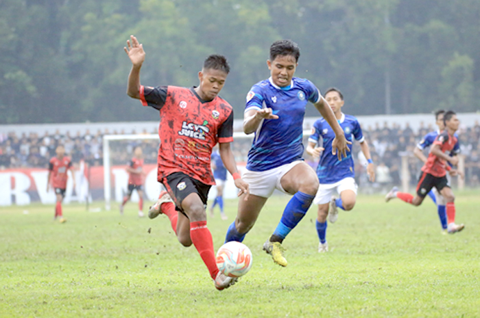 TENSI TINGGI: Center back Persiku Fajar berebut bola dengan pemain Persibangga Purbalingga saat laga semifinal leg kedua di Stadion Goentoer Darjono Purbalingga pada Sabtu (6/1) lalu.