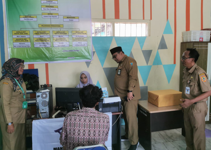 URUS PKB: Wabup Rembang Hanies Cholil Barro bersama UPPD Samsat mengecek BUMDes mandiri sejahtera desa Trahan, Sluke.