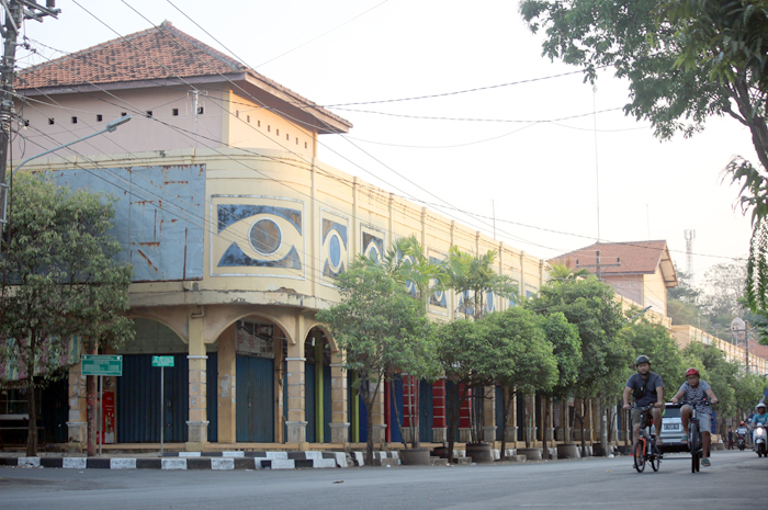 KEMBALI DICOBA: Pengendara melintas di depan Pasar Ratu. Pemkab Jepara berencana untuk merevitalisasi Pasar Ratu agar lebih bersih dan nyaman.
