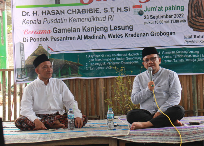 PAK DOKTOR: Muhammad Hasan Chabibie saat menjadi pembicara pada acara yang digelar di Ponpes Al Madinah, Wates, Kradenan, Grobogan, beberapa waktu lalu.