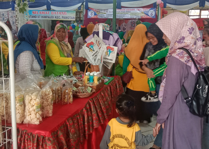 SEMANGAT: Para Guru PAUD membuka stand saat acara Himpaudi di Balai Kartini beberapa waktu lalu.